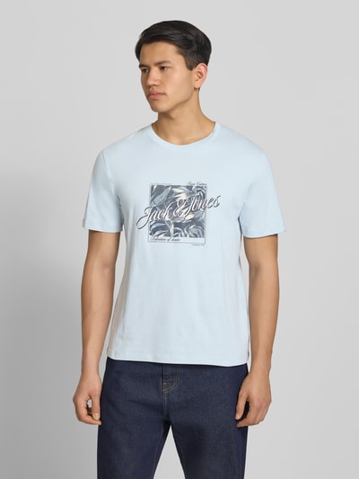 Männermodel trägt T-Shirt mit Rundhalsausschnitt Modell 'HONOLULU' von Jack & Jones, Reine Baumwolle, Regular-Fit, Print, Ganzkörperansicht von vorne.