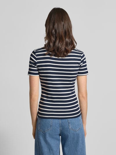 Frauenmodel trägt Slim Fit T-Shirt aus reiner Baumwolle von Tommy Hilfiger, Optik: Unifarben mit Logo-Stitching, Rundhals, Kurzarm, Materialverarbeitung: Jersey, Ganzkörperansicht Rückansicht.