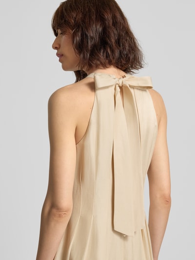 Vrouwenmodel draagt Midikleid aus Viskose-mix mit Leinen-Anteil van Christian Berg Cocktail, lichtbeige kleur, gladde stof, mouwloos design, getailleerde pasvorm, Stolpplooi, Ruglengte bij maat 36: 124 cm, Borstwijdte bij maat 36: 42 cm, detailopname rugaanzicht.