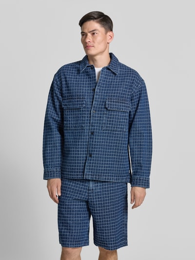 Męski model nosi Regular Fit Hemdjacke mit Viskose-Anteil Modell 'David' od Wood Wood, bawełna z wiskozą, wzór kratka, przód, zdjęcie całopostaciowe