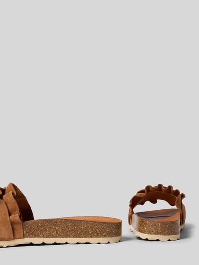 Produktfoto, Slipper aus echtem Leder Modell 'Rocio' von Verbenas, Damen Slipper mit abgerundeter Passform, Rüschenbesatz, profilierter Sohle, offener Ferse und 3 cm Absatzhöhe bei Größe 40, brauner Farbton, Lederstruktur, klare Formlinien.