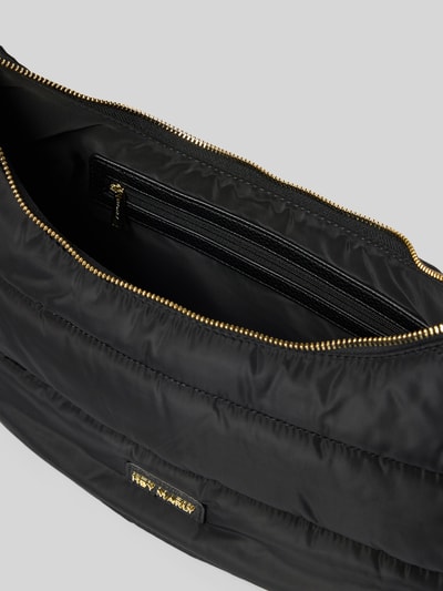 Productfoto, Halfmoon Bag met labeldetail, model 'Lifetime Buddy M' van Hey Marly, zwart, hoofdvak met ritssluiting, ritsvak binnenin, verstelbare schouderband, breedte maat 1: 37 cm, lengte: 27 cm, diepte: 10 cm, bandlengte: 63 cm, gladde textuur, goudkleurige ritssluiting