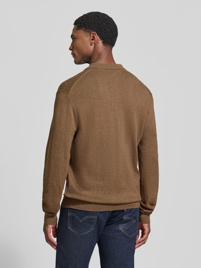 Männermodel trägt Regular Fit Strickpullover aus Baumwoll-Mix mit Kaschmir-Anteil von Casual Friday, braun, elastische Abschlüsse, Ganzkörperansicht Rückansicht, kontekst: Herren sweter z dzianiny od Casual Friday, mieszanka bawełny i kaszmiru, krój regular fit, kołnierzyk polo, wykończenia: elastyczne, długość tyłu w rozmiarze M: 65 cm, długość rękawów w rozmiarze M: 69 cm