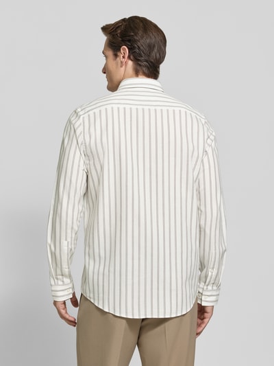 Männermodel trägt Straight Fit Freizeithemd aus reiner Baumwolle Modell 'Emero' von HUGO in Weiß mit schmalen Streifen, Ganzkörperansicht Rückansicht, Herren Freizeithemd von HUGO.