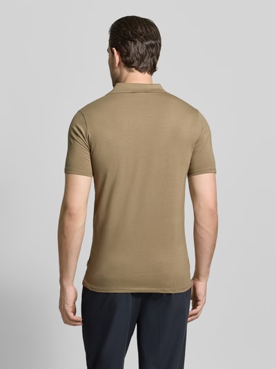 Männermodel trägt Slim Fit Poloshirt mit V-Ausschnitt von Lindbergh in Beige, Baumwoll-Elasthan-Mix, Ganzkörperansicht Rückansicht