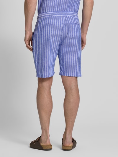 Männermodel trägt Shorts aus Leinen-Baumwoll-Mix mit Tunnelzug von MCNEAL, blauer Allover-Look, weiße Streifen, Ganzkörperansicht Rückansicht. Regular-Fit für Herren, Bundweite bei Größe M: 44 cm, Innenbeinlänge: 23 cm.