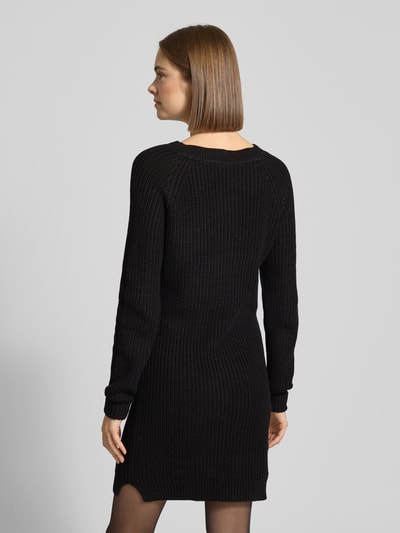Vrouwenmodel draagt zwart Strickkleid mit Rundhalsausschnitt Modell 'SIESTA' van Noisy May, rechte mini-pasvorm, rugaanzicht.