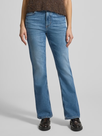 Kobiece modelka nosi Bootcut Jeans aus Baumwoll-Mix Modell 'KIRUNA' von Marc O'Polo, stylizowana na denim, krój bootcut, wysoki stan, naszywka z logo, nity, szlufki na pasek, szwy w kontrastowym kolorze, zapięcie na guzik i ukryty zamek błyskawiczny, 5 kieszeni, mieszanka bawełny, widok na całe nogi z przodu