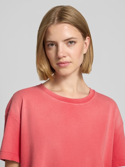 Vrouwenmodel draagt t-shirt met ronde hals Model 'AFOMA' van American Vintage, puur katoen, relaxed fit, dames, detailopname bovenlichaam.