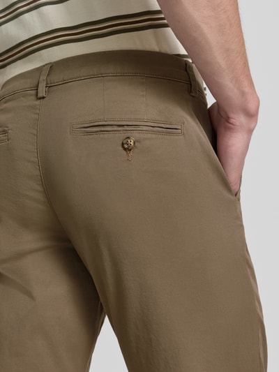 Männermodel trägt Slim Fit Chino aus Baumwoll-Mix Modell 'MILES' von Selected Homme, Optik: Unifarben, Detailaufnahme Rückansicht.
