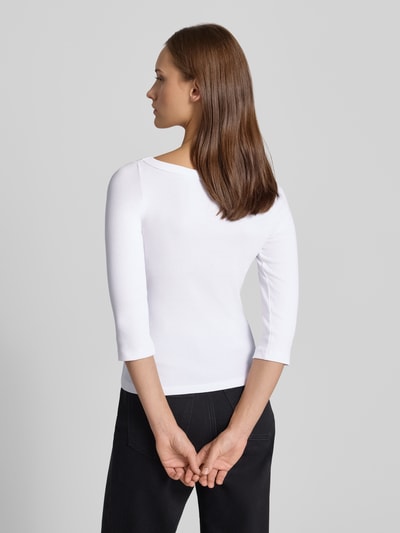 Vrouwenmodel draagt Slim Fit Longsleeve met 3/4-mouw Model 'FIFI' van JIXX, mix van katoen en elastaan, Boothals, Riblook, ruglengte maat S 50 cm, Ganzkörperansicht Rückansicht.
