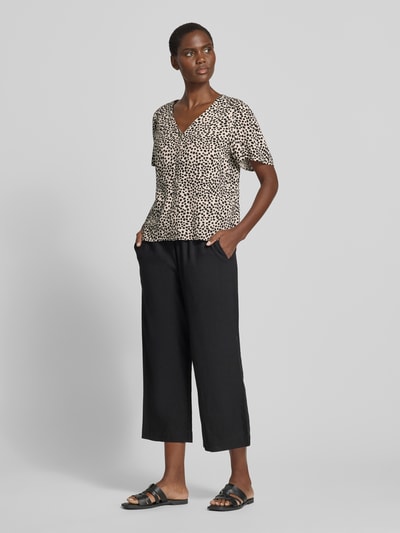 Frauenmodel trägt Bluse mit V-Ausschnitt Modell 'GRACE' von Vila, Straight Fit, Knopfleiste, Muster, Ganzkörperansicht von vorne. Rückenlänge bei Größe 36: 56 cm, Ärmellänge bei Größe 36: 24 cm.