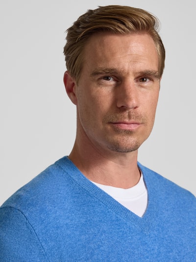 Christian Berg Men Sweter z dzianiny z mieszanki wełny i kaszmiru z dekoltem w serek Błękitny melanż 3