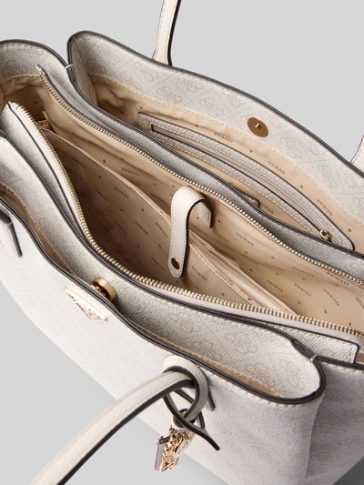 Produktfoto, Tote Bag in Leder-Optik Modell 'Noelle' von GUESS mit geteiltem Hauptfach, Magnetverschluss, Reißverschluss und Logo-Detail, helle Farben, dezente Prägung, beige Innenfächer, Schulterriemen, Kontext: Damen Tote Bag von GUESS, Breite 29 cm, Länge 28 cm, Tiefe 14 cm, Schulterriemen 62 cm