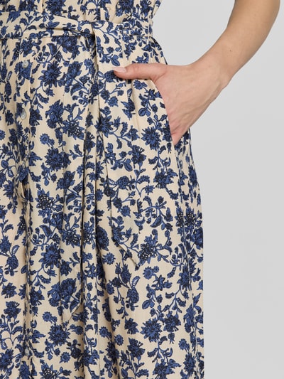 Frauenmodel trägt Hemdblusenkleid aus reiner Viskose mit Bindegürtel Modell 'BlakeLL' von LOLLYS LAUNDRY, florales Muster, Nahaufnahme Oberkörper.