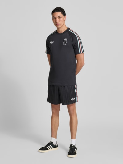 Männermodel trägt Regular Fit T-Shirt aus Baumwoll-Mix Modell 'RBFA OG' von adidas Originals, Optik: Unifarben, Ganzkörperansicht von vorne