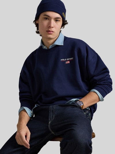 Männermodel trägt Relaxed Fit Sweatshirt aus Baumwoll-Mix von Polo Ralph Lauren, unifarben dunkelblau, Label-Schriftzug, Nahaufnahme Oberkörper.