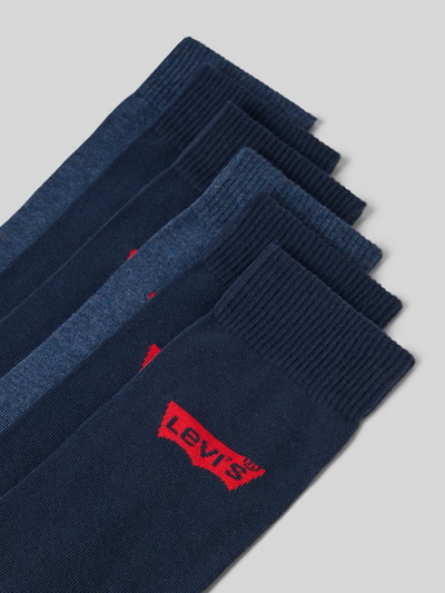 Produktfoto, Socken aus Baumwoll-Mix im 6er-Pack von Levi's®, verschiedene Blautöne, rote Logo-Stickerei, Textur glatt gerippt, Herren Socken
