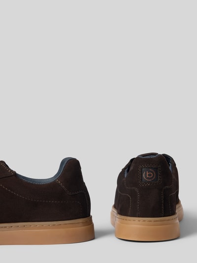 Produktfoto, Sneaker aus Leder Modell 'Fido' von bugatti in Dunkelbraun mit Gummisohle, Abgerundete-Spitze, Schnürung, Herren, Echtleder, Modellkontext: Absatzhöhe 3 cm, Schafthöhe 8 cm, Schaftweite 11 cm, Detailaufnahme von hinten.