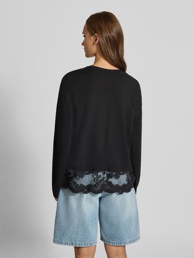 Vrouwenmodel draagt zwart Regular Fit shirt met lange mouwen van puur katoen model 'VIVVI' van ONLY, Dames, volledige achteraanzicht.