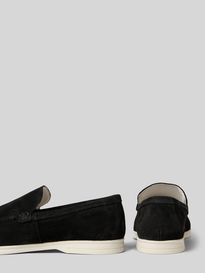 Produktfoto, schwarze Loafers aus Leder Modell 'Mayne' von Steve Madden mit abgerundeter Spitze, Schlupfform, Absatzhöhe 2 cm, Schafthöhe 7 cm, Schaftweite 6 cm, Herren, weiche Struktur, helle Sohle.