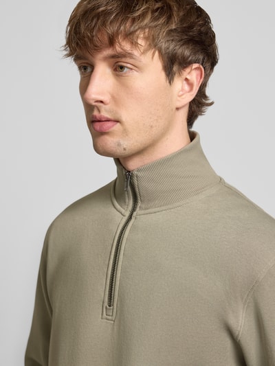 Männermodel trägt Regular Fit Sweatshirt mit Troyer-Kragen Modell 'Bradley' von Jack & Jones, Material-Mix, Nahaufnahme Oberkörper.