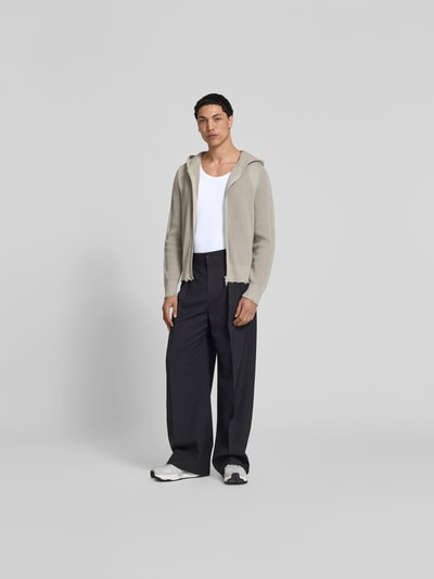 Männermodel trägt Slim Fit Top mit Rundhalsausschnitt von WON HUNDRED in Weiß, elastischer Baumwoll-Mix, ärmellos, Ganzkörperansicht von vorne.