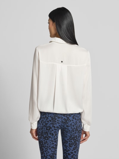 Frauenmodel trägt Regular Fit Bluse mit Tunnelzug von Marc Cain, weiße Textur, Hemdblusenkragen, Knopfleiste, Rückenansicht, Ganzkörperansicht Rückansicht.