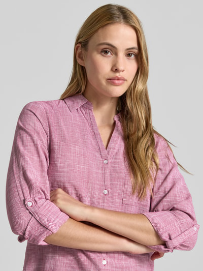 Vrouwenmodel draagt Regular Fit Hemdbluse aus reiner Baumwolle van Tom Tailor in tweekleurige look met pied-de-poule-motief, borstzak, overhemdkraag en lange mouw, materiaalverwerking: webware van puur katoen. Nahaufnahme bovenlichaam.