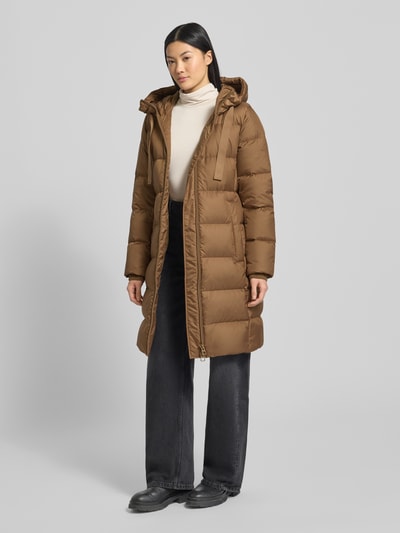 Frauenmodel trägt Shaped Fit Daunenmantel mit Kapuze von Marc O'Polo, Optik: Unifarben, Passform, Stehkragen, Zweiwege-Reißverschluss, Label-Applikation, Langarm, Ärmelabschluss: Storm Cuffs, Materialverarbeitung: Stepp, Ganzkörperansicht von vorne.