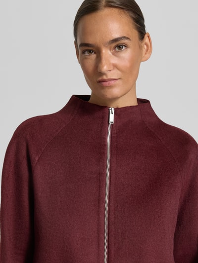 Modelka kobieca nosi Blouson mit Stehkragen Modell 'Helisu' od OPUS, kolor jednolity, materiał wełniany, zamek, długi rękaw, wykończenie zaokrąglone, zbliżenie górnej części ciała.
