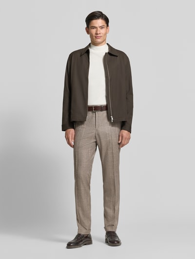 Männermodel trägt Slim Fit Anzughose aus reiner Schurwolle Modell 'C-Huge' von BOSS in Beige, feine Textur, Ganzkörperansicht von vorne, Herren Anzughose von BOSS