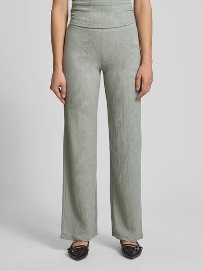 Frauenmodel trägt strukturierte Pull-on-Hose von REVIEW in hellgrauer Farbe, Wide Leg, Elastikbund, Material-Mix mit Stretch, Nahaufnahme Vorderansicht.