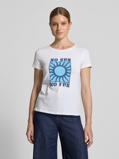 Vrouwenmodel draagt T-Shirt met Motiv-Print und Rundhalsausschnitt van Zero, wit met blauwe print, katoen-elastaan-mix, regular fit, ruglengte 53 cm, vooraanzicht bovenlichaam.
