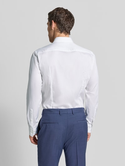 Männermodel trägt weißes Slim Fit Businesshemd aus reiner Baumwolle Modell 'Kason' von HUGO, Herren Businesshemd, Ganzkörperansicht Rückansicht.