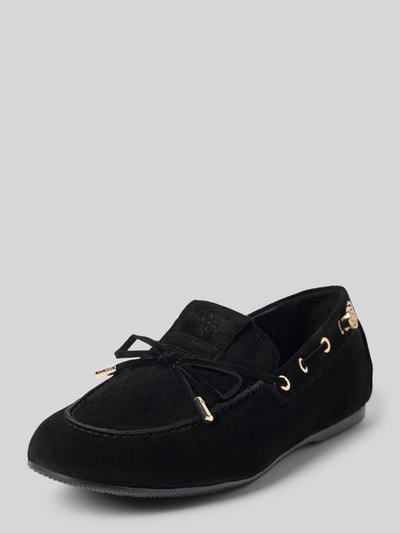 Produktfoto, Loafer aus echtem Leder Modell 'Aisha' von Guess in Schwarz mit abgerundeter Passform, Zierschleife, Logo-Prägung, glatter Sohle, Absatzhöhe 1 cm, Schafthöhe 7 cm, Schaftweite 5 cm.