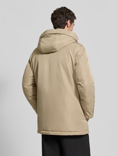 Männermodel trägt Parka mit Kapuze und Pattentaschen von MCNEAL in Beige, Regular Fit, glatte Textur, Ganzkörperansicht Rückansicht. Rückenlänge 85 cm, Schulterbreite 49 cm, Brustweite 46 cm, Ärmellänge 67 cm.