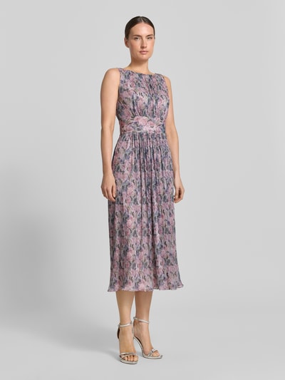 Vrouwenmodel draagt 'Cocktailkleid mit U-Boot-Ausschnitt' van Swing in lichtroze met bloemenprint, getailleerde pasvorm, midi-jurk, boothals, plooien, ritssluiting op de rug, ruglengte bij maat 36: 118 cm, borstwijdte bij maat 36: 33 cm, volledige vooraanzicht