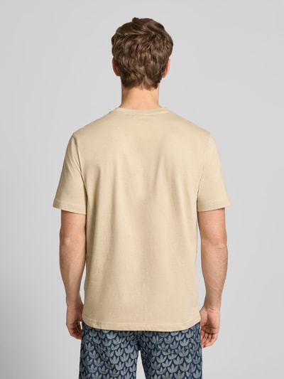 Männermodel trägt T-Shirt mit Label-Stitching von adidas Originals in Beige, reine Baumwolle, Regular Fit, Rückenlänge 73 cm, Ganzkörperansicht Rückansicht.