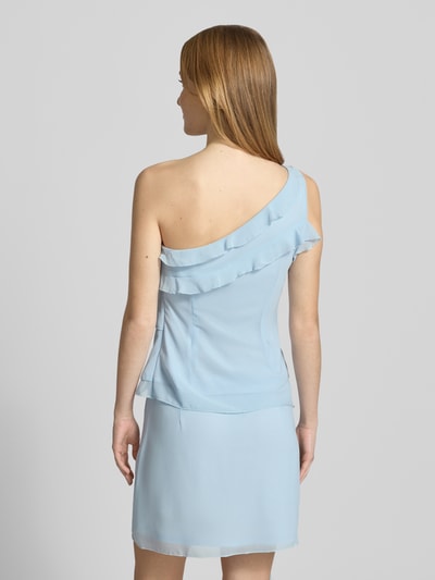 Kobiece modelka nosi top Slim Fit Top mit Rüschenbesatz Modell 'Gabriele' von LeGer by Lena Gercke, jasnoniebieski kolor, krój na jedno ramię, asymetryczny krój, obszycie falbanami, długość tyłu w rozmiarze 36: 56 cm, widok całej sylwetki z tyłu.