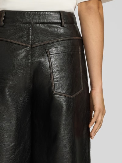 Vrouwenmodel draagt Shorts in Leder-Optik model 'SILJE' van Topshop, regular fit, viscose-mix, detailopname taille en achterzak.