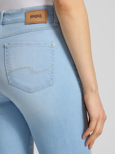 Frauenmodel trägt Jeans mit Eingrifftaschen Modell 'CICI' von Angels in hellem Blau, Baumwoll-Mix mit Stretch, Nahaufnahme Rückansicht.