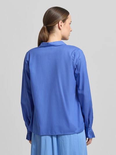 Vrouwenmodel draagt Bluse mit verdeckter Knopfleiste van Milano Italy in helderblauw, puur katoen, recht model, kentkraag, ruches aan mouw, ruglengte maat 36: 60 cm, mouwlengte maat 36: 64 cm. Ganzkörperansicht Rückansicht.