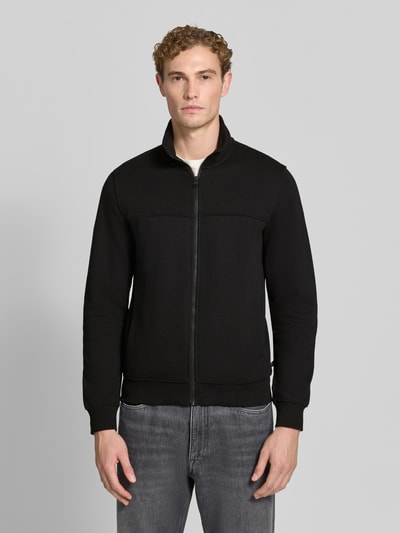 Männermodel trägt schwarze Regular Fit Sweatjacke aus Baumwoll-Mix von s.Oliver RED LABEL, dezente Textur, Ganzkörperansicht von vorne.
