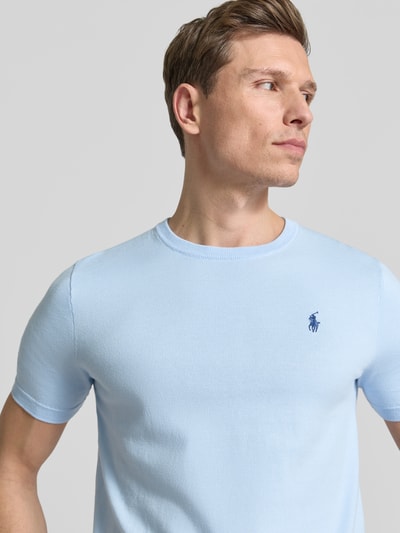 Männermodel trägt Slim Fit T-Shirt aus reiner Baumwolle von Polo Ralph Lauren in Optik: Unifarben Strickoptik, Nahaufnahme Oberkörper.