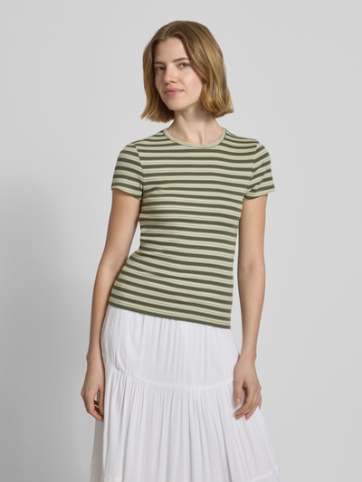 Vrouwenmodel draagt T-Shirt met Rundhalsausschnitt van REVIEW, groen-wit gestreept, katoenen-elastaan mix, nauwsluitende fit, fijnrib, vooraanzicht volledige lichaamsopname