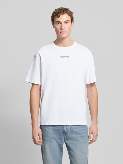 Männermodel trägt T-Shirt mit Label-Stitching von Samsøe Samsøe aus Reine Baumwolle, Regular-Fit, gerippter Rundhalsausschnitt, Weiß, Ganzkörperansicht von vorne. Rückenlänge bei Größe M: 71 cm.