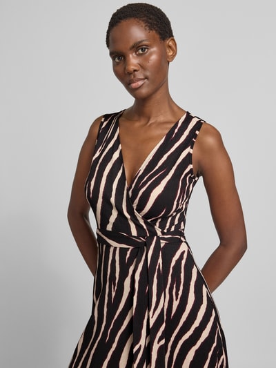 Frauenmodel trägt Midikleid mit Allover-Animal-Print von zero, Schwarz mit beigem Muster, taillierte Passform, V-Ausschnitt, Nahaufnahme Oberkörper.