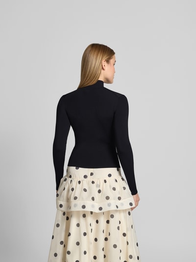 Frauenmodel trägt Slim Fit Longsleeve aus Viskose-Mix von Self-Portrait in Schwarz, Rollkragen, Rückansicht, Ganzkörperansicht.