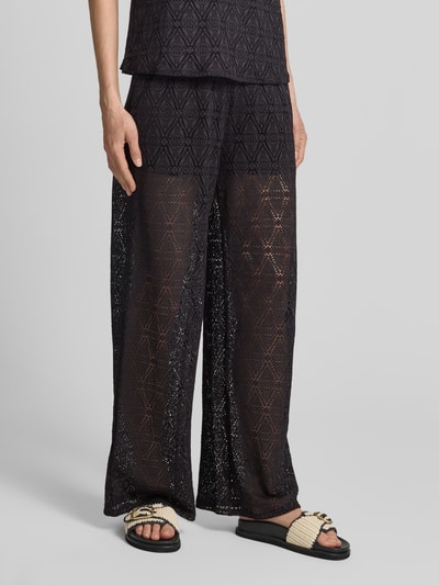 Frauenmodel trägt Regular Fit Weite Hose mit semitransparentem Besatz Modell 'MAYA' von Vero Moda, Strickoptik, Nahaufnahme Unterkörper.
